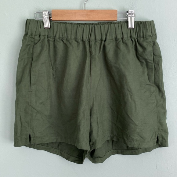 Madewell Pants - Madewell olive green pull on shorts with pockets size Small NWT
